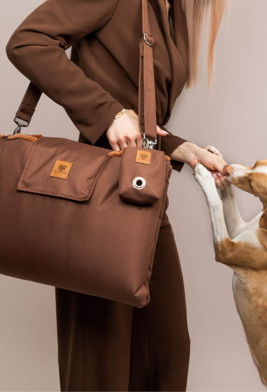 Eine Deckentasche und Poop Pocket im Sale von Frau Frauchen sowie ein süßer Mischlingshund