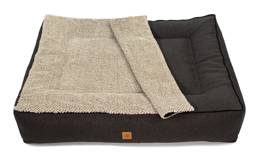 Ein orthopädisches Hundebett mit wechselbarem Cover als Sonderanfertigung auf Maß von Frau Frauchen