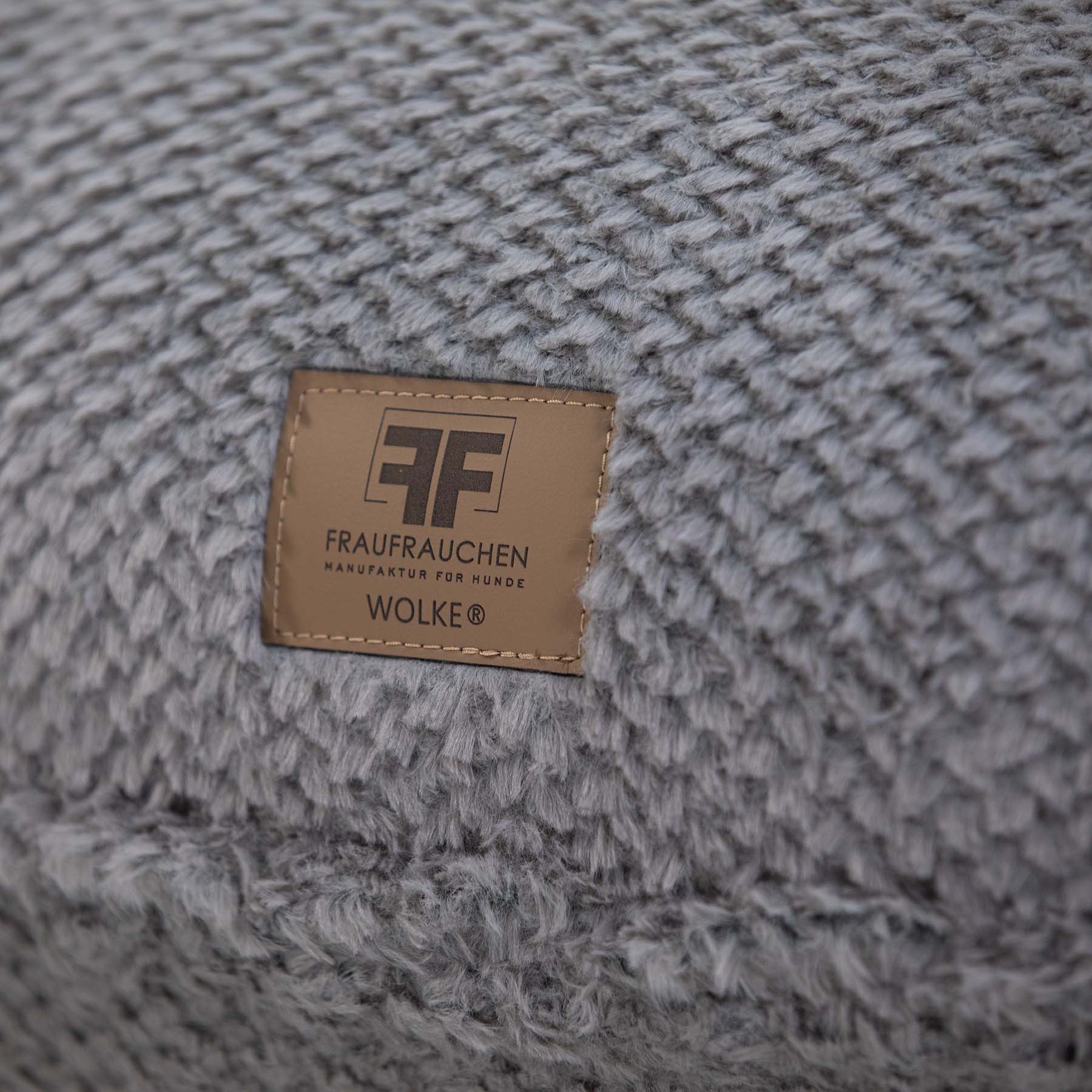 Frau Frauchen orthopädisches Hundebett Wolke® in der Farbe Dots Grey für Hunde und Haustiere
