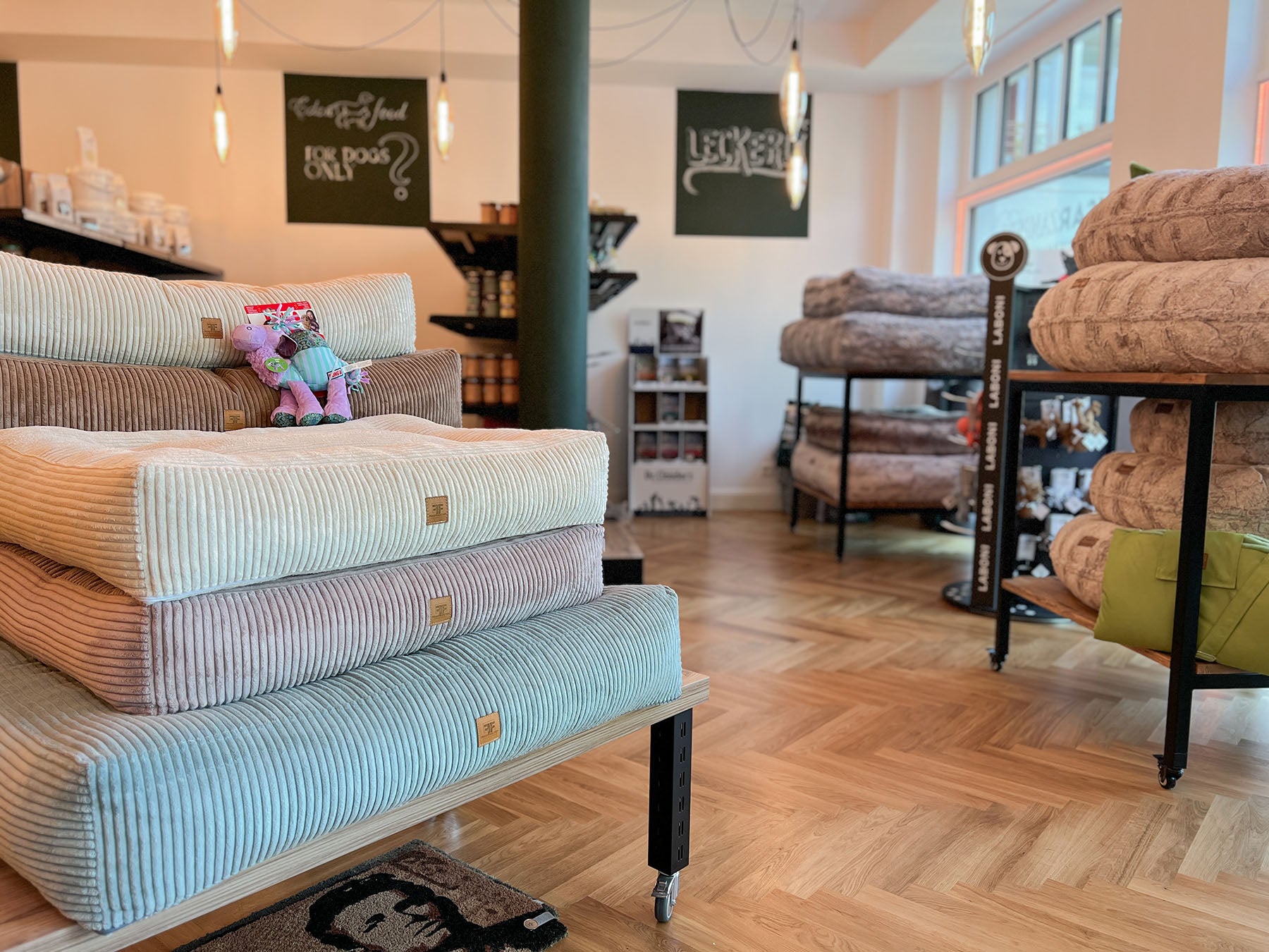 Hundeladen Isarzamperl mit orthopädischen Hundebetten von Frau Frauchen Manufaktur für Hunde