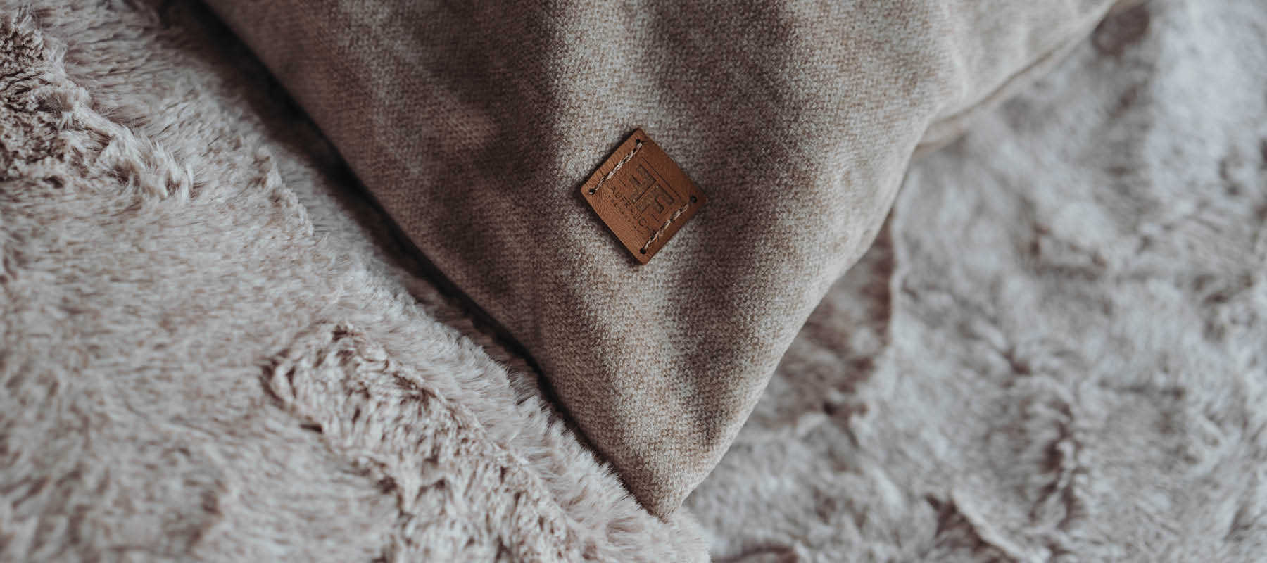 Ein grauen Wohnkissen von Frau Frauchen mit Label