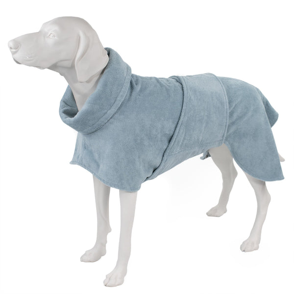 Ein Hund trägt nach dem Baden einen blauen Bademantel aus Bambus Baumwolle zum Abtrocknen.