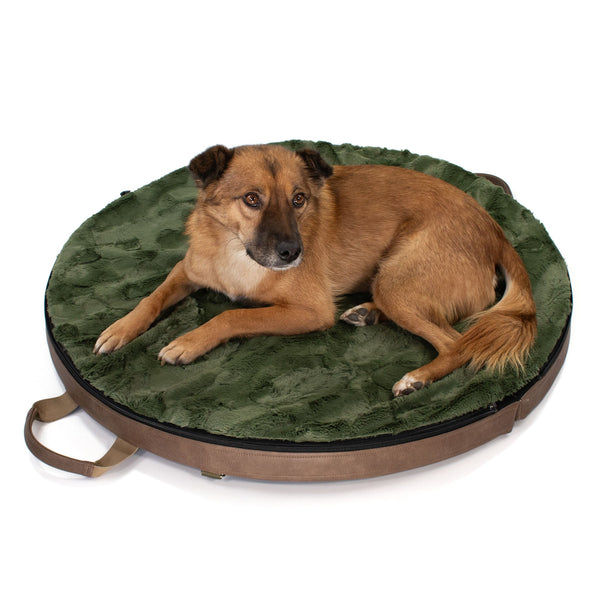 Aufgeklappte Wolke2Go Reisebett für Hunde in rund mit grünem Plüsch als Liegefläche von Frau Frauchen Manufaktur für Hunde.