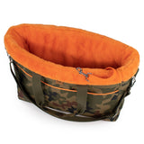 Obere Ansicht einer Tragetasche in Camo-Orange für Hunde mit weicher Polsterung und Gurt, um es als Umhängetasche zu nutzen.