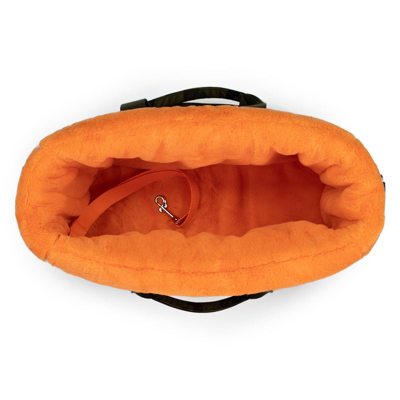 Topansicht einer Tragetasche in Camo-Orange für Hunde mit weicher Polsterung und Gurt, um es als Umhängetasche zu nutzen.