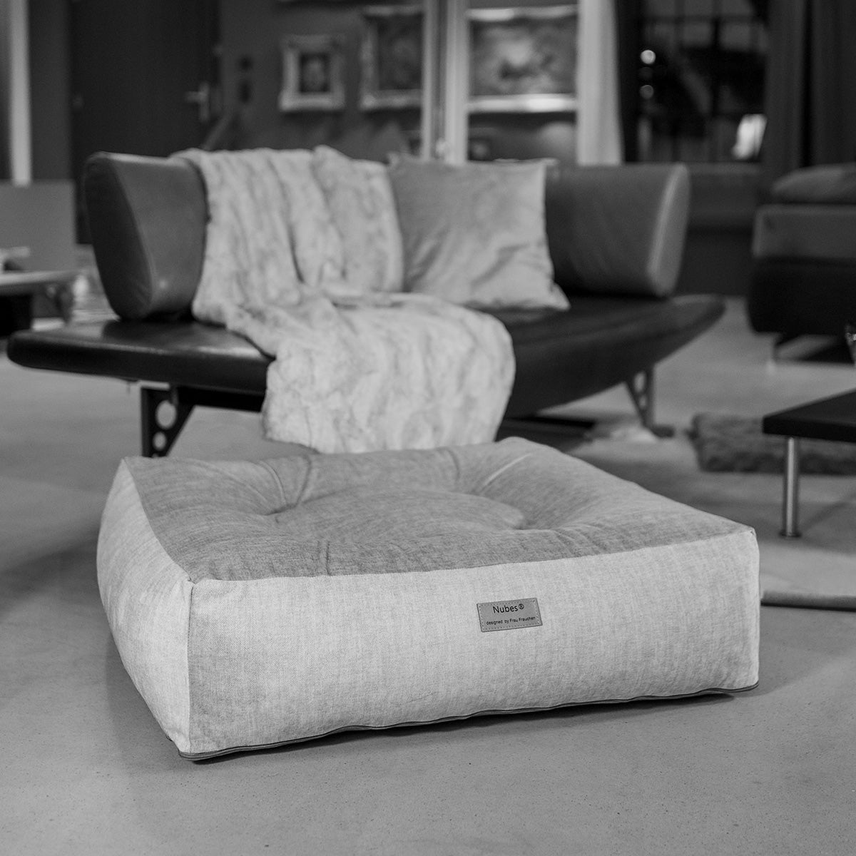 Ein schwarz weiß Bild von einem Hundebett von der Firma Frau Frauchen