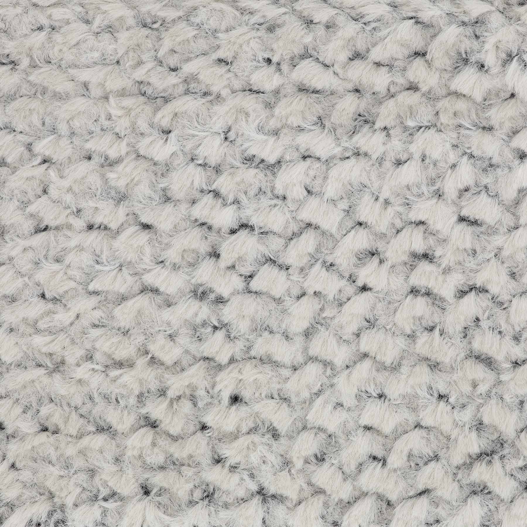 Eine Stoffprobe von der Manufaktur für Hunde. Das Stoffmuster hat die Farbe Dots