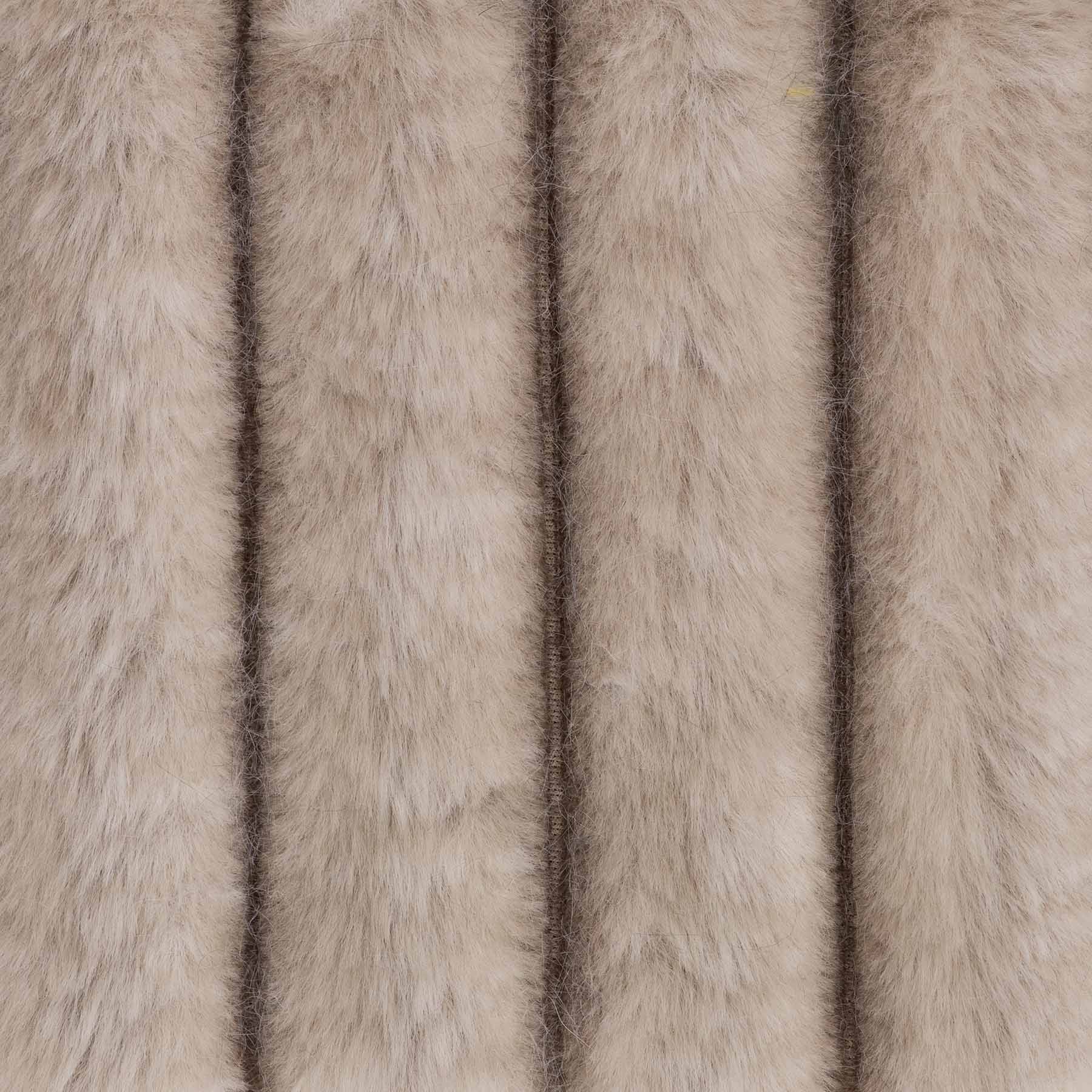 Eine Stoffprobe von der Manufaktur für Hunde. Das Stoffmuster hat die Farbe Finca