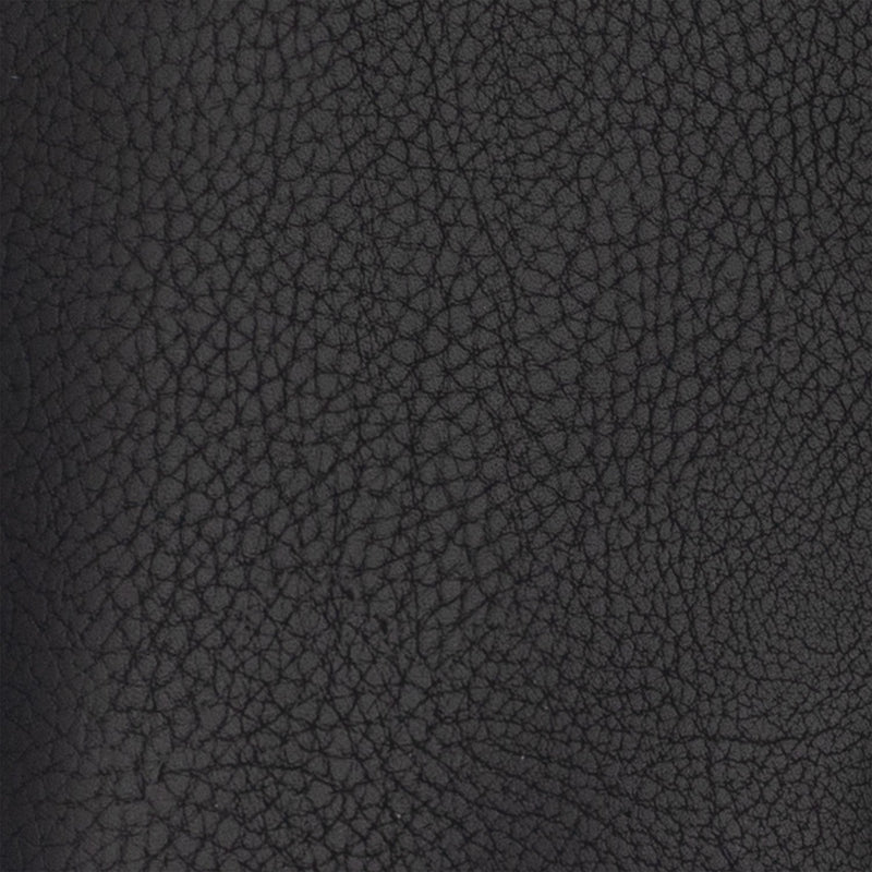 Eine Stoffprobe von der Manufaktur für Hunde. Das Stoffmuster hat die Farbe Kunstleder Onyx