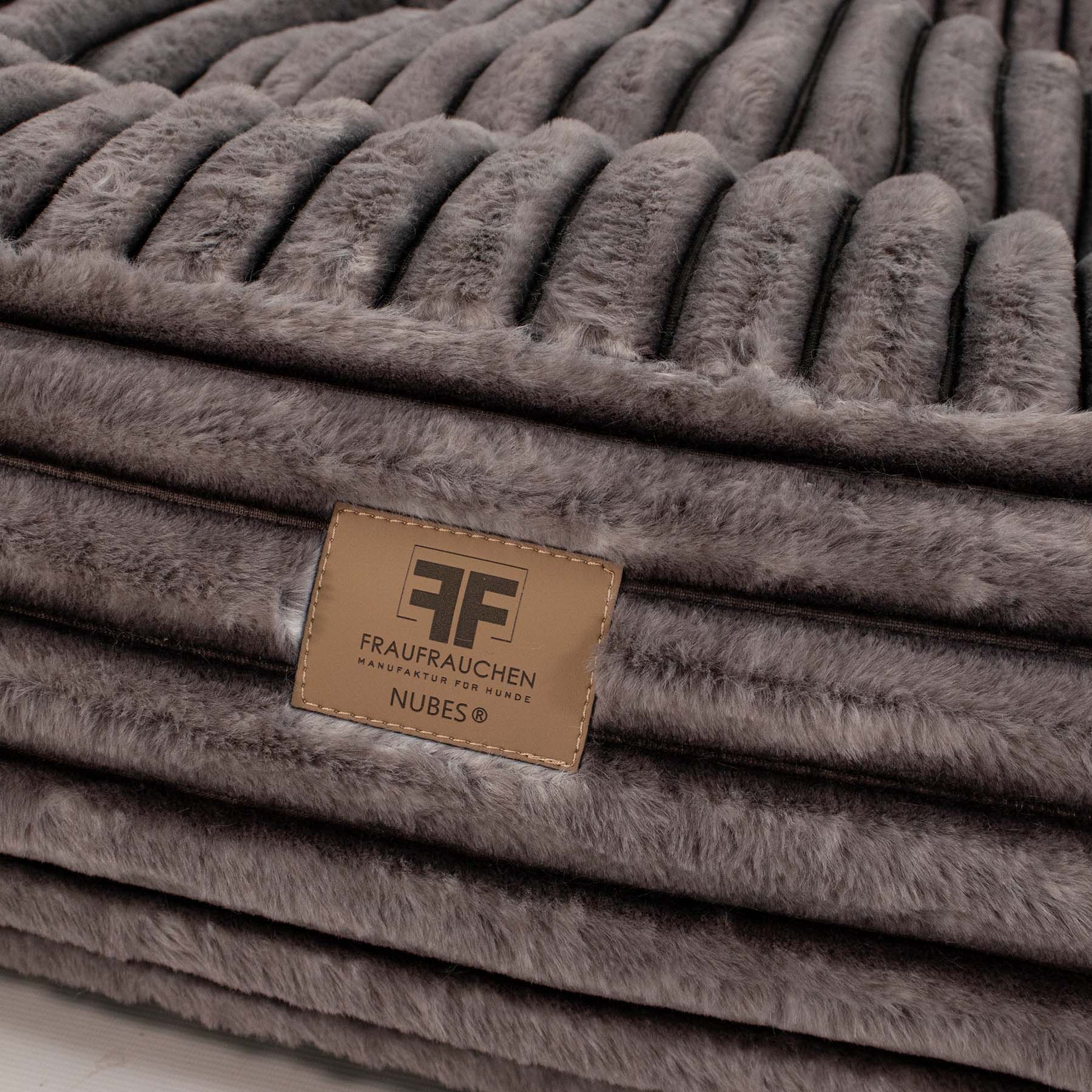 Frau Frauchen orthopädisches Hundebett Nubes® Skyline für Hunde und Haustiere