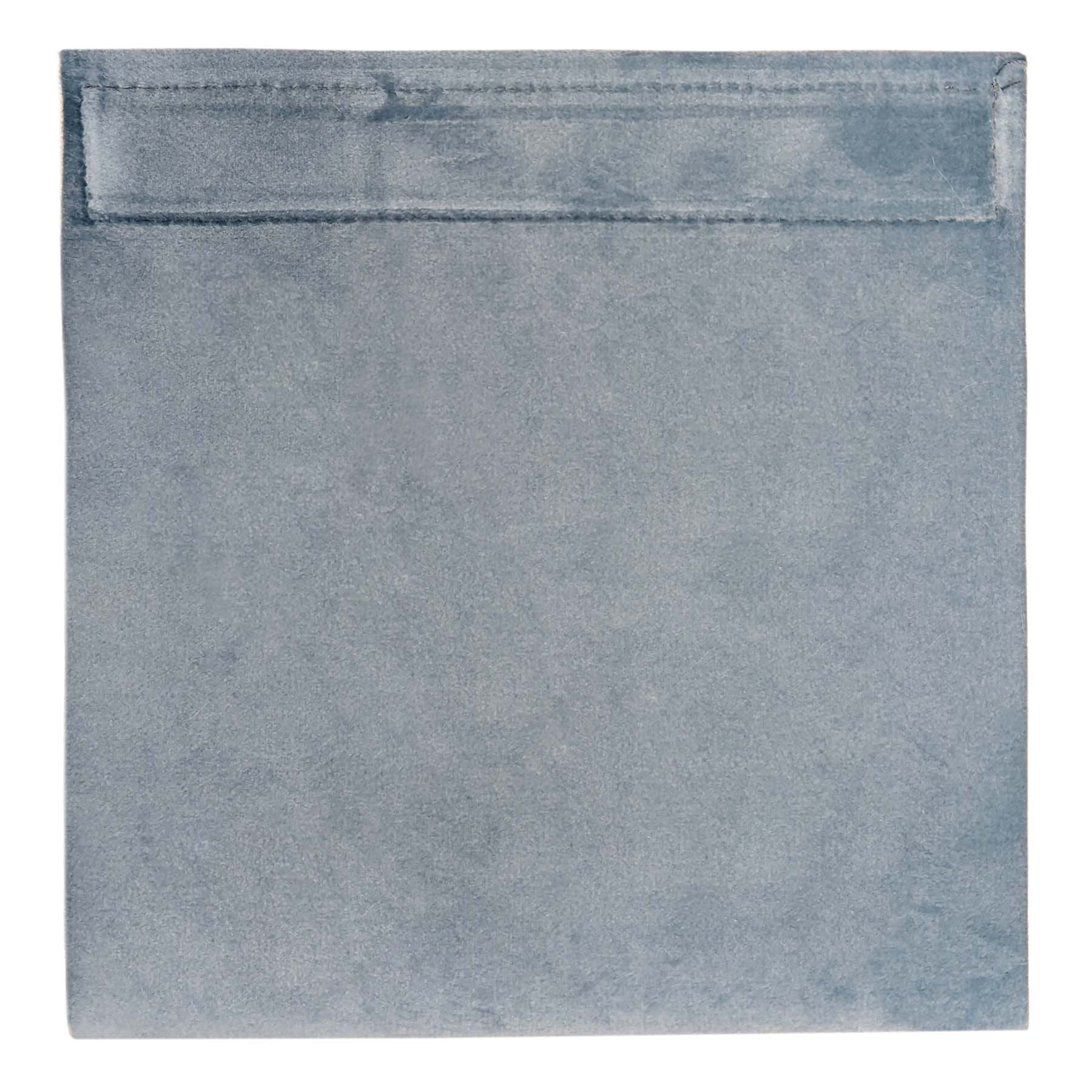 Eine Stoffprobe von der Manufaktur für Hunde. Das Stoffmuster hat die Farbe Sametti Eisblau