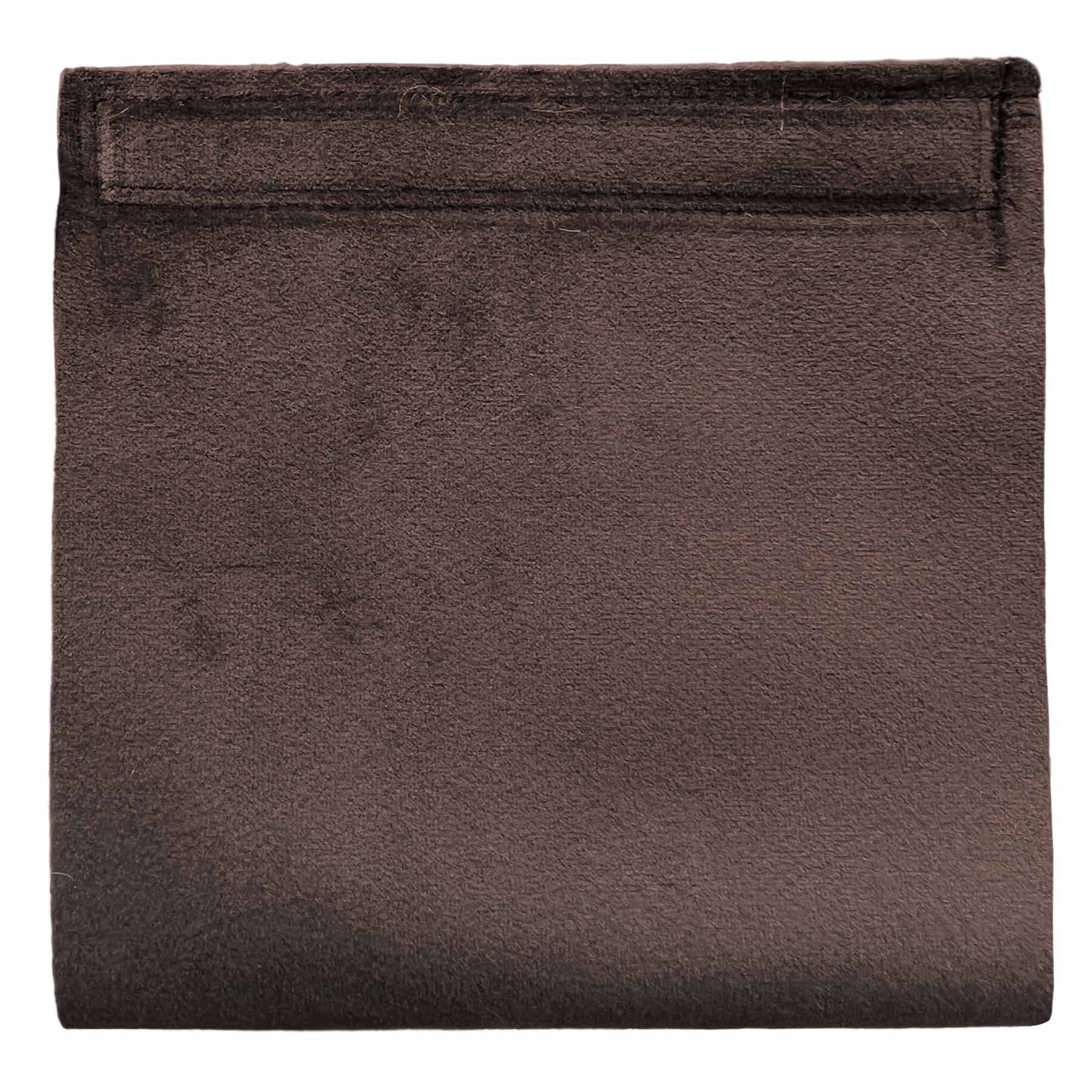 Eine Stoffprobe von der Manufaktur für Hunde. Das Stoffmuster hat die Farbe Sametti Schoko