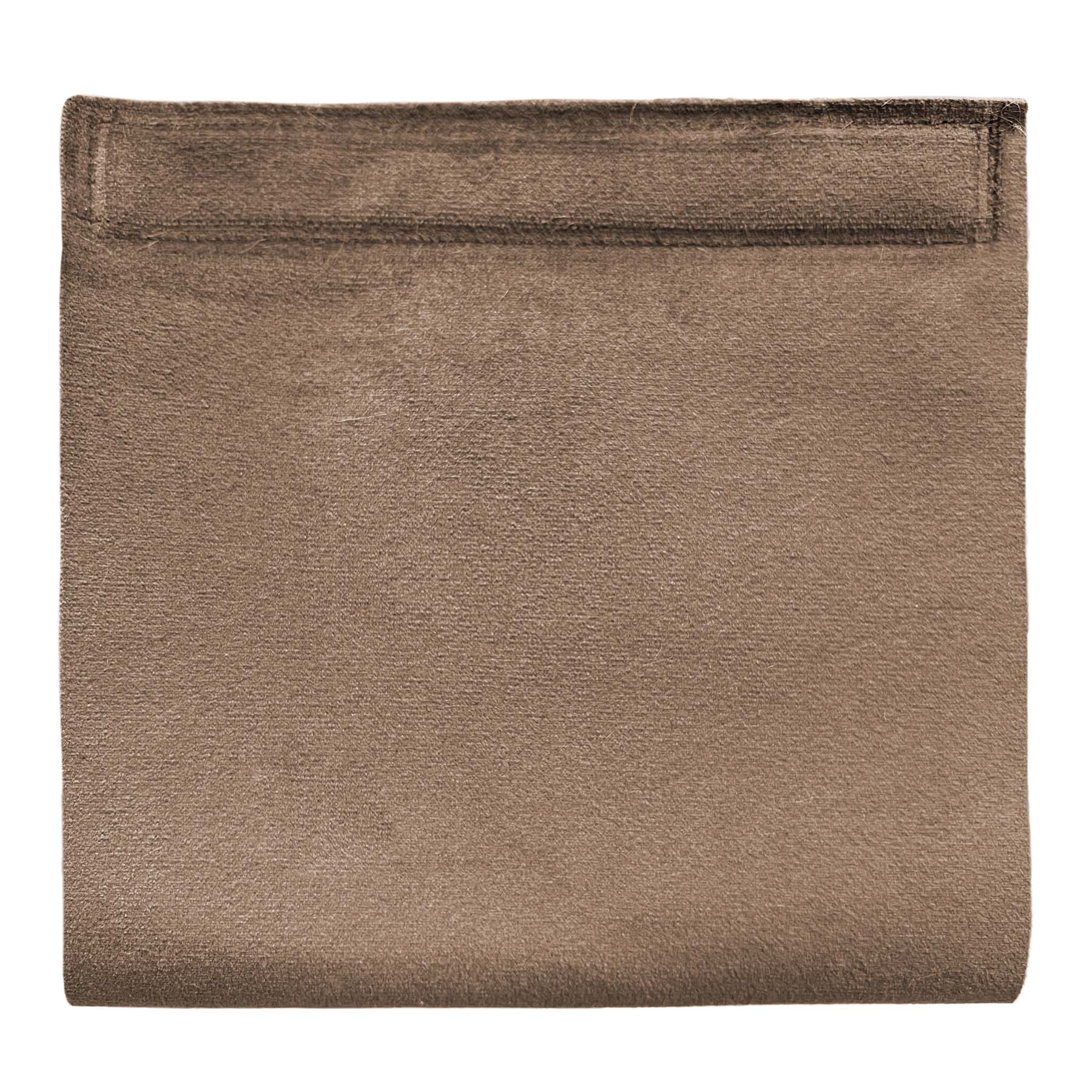 Eine Stoffprobe von der Manufaktur für Hunde. Das Stoffmuster hat die Farbe Sametti Taupe