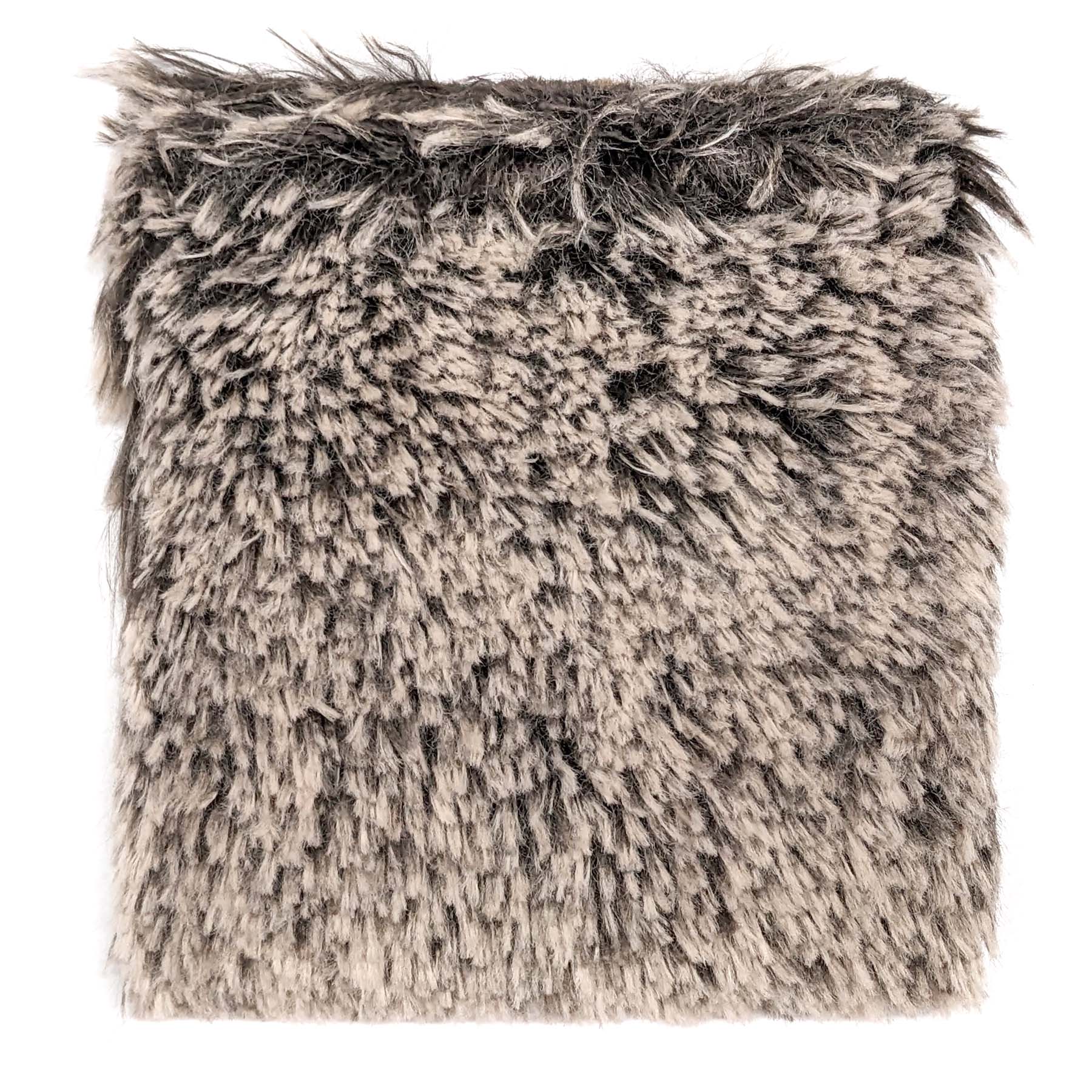 Eine Stoffprobe von der Manufaktur für Hunde. Das Stoffmuster hat die Farbe Zottel Braun Beige