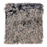 Eine Stoffprobe von der Manufaktur für Hunde. Das Stoffmuster hat die Farbe Zottel Schwarz Beige