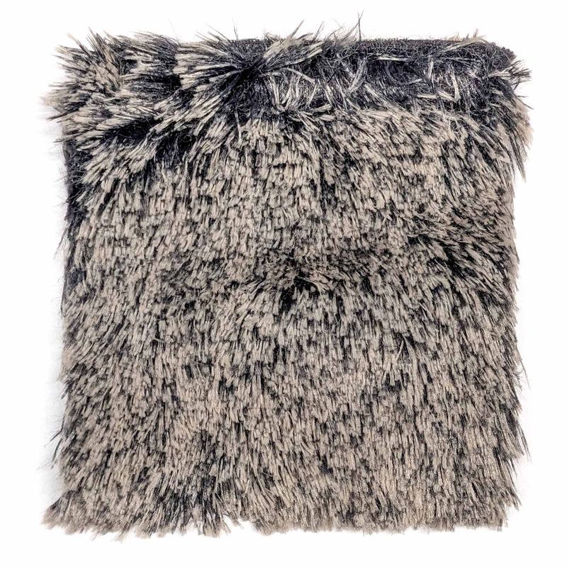 Eine Stoffprobe von der Manufaktur für Hunde. Das Stoffmuster hat die Farbe Zottel Schwarz Beige