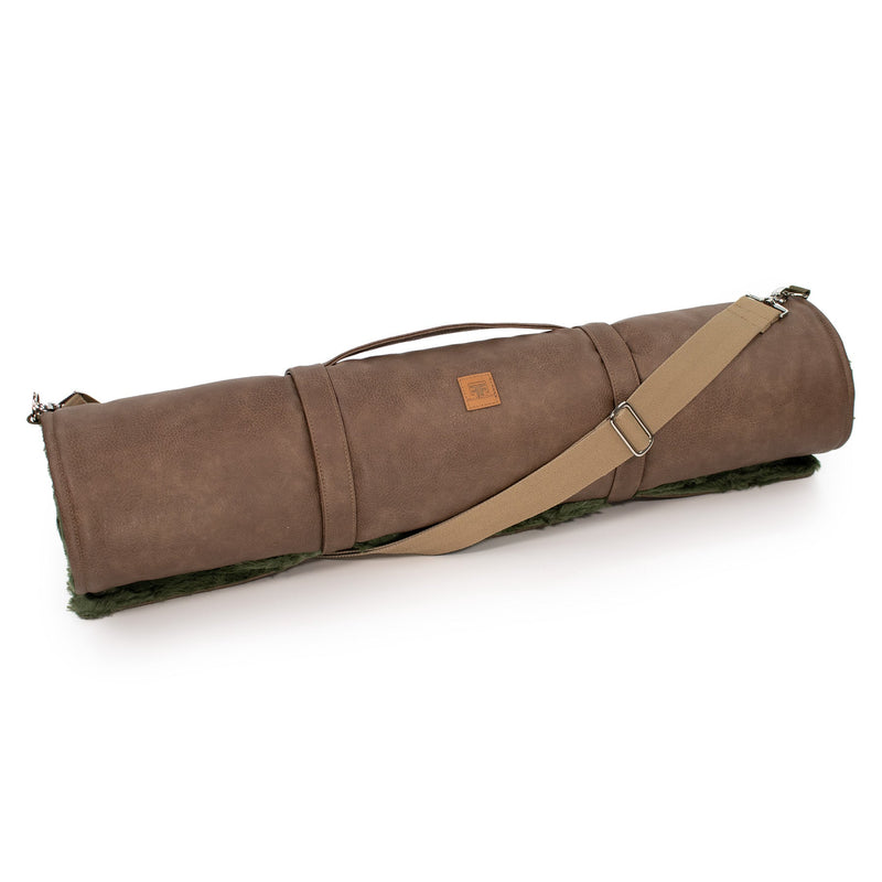 Eine zusammengerollte Roll-Up Reisedecke für Hunde in der Farbe Savannah von Frau Frauchen