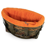Obere Ansicht einer Tragetasche in Camo-Orange für Hunde mit weicher Polsterung und Gurt, um es als Umhängetasche zu nutzen.
