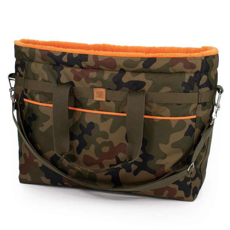 Frontansicht einer Tragetasche in Camo-Orange für Hunde mit weicher Polsterung und Gurt, um es als Umhängetasche zu nutzen.