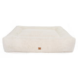 Ein orthopädisches Hundebett Letto von Frau Frauchen in Form einer rechteckigen Wolke 7 in Curly White