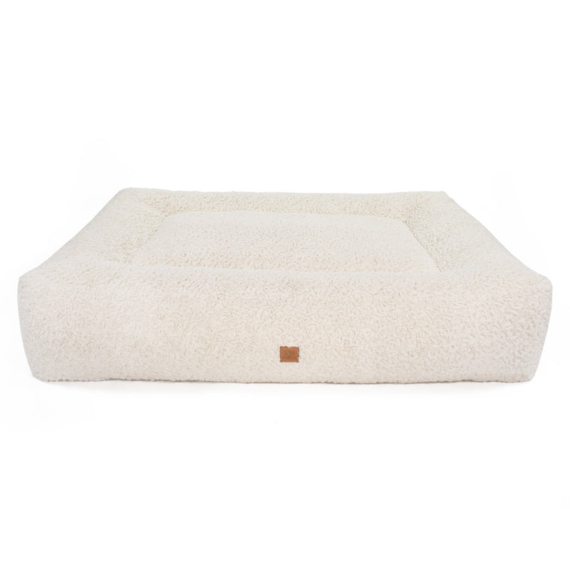 Ein orthopädisches Hundebett Letto von Frau Frauchen in Form einer rechteckigen Wolke 7 in Curly White