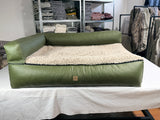 SPECIAL: Hundebett Letto 90x120 cm L Rückenlehne und Cover Kunstelder Olive Curly Sand OM