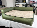 SPECIAL: Hundebett Letto 90x120 cm L Rückenlehne und Cover Kunstelder Olive Curly Sand OM