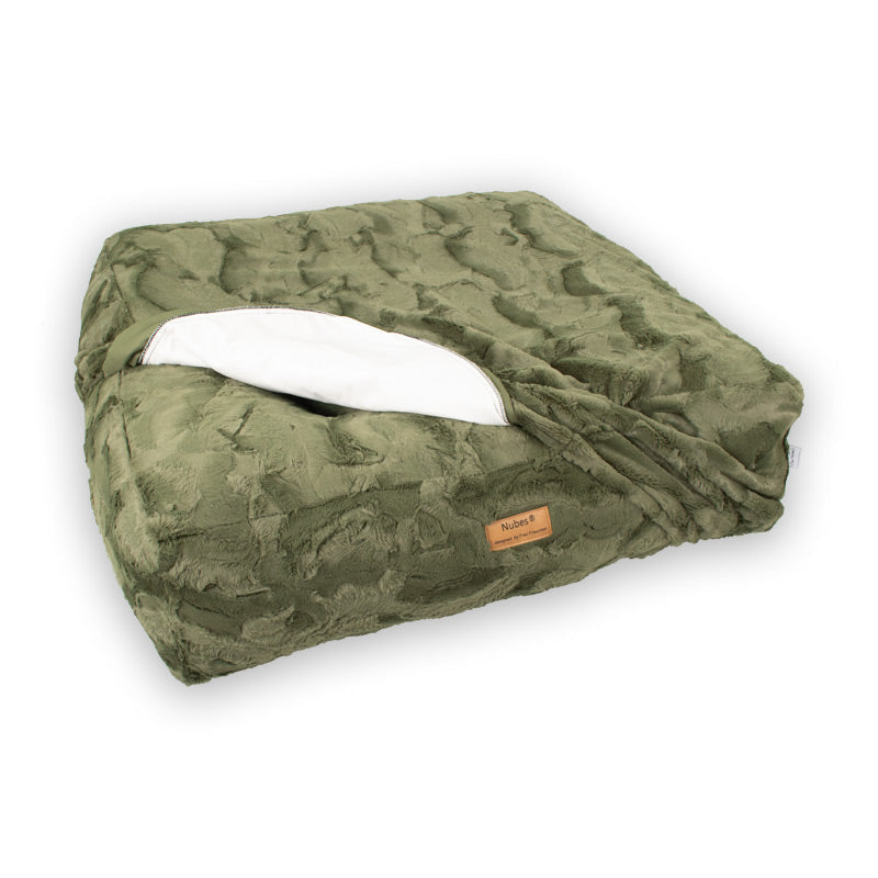 Ein Überwurf mit integrierter Nässeeinlage schützt das Hundebett vor Feuchtigkeit und Nässe