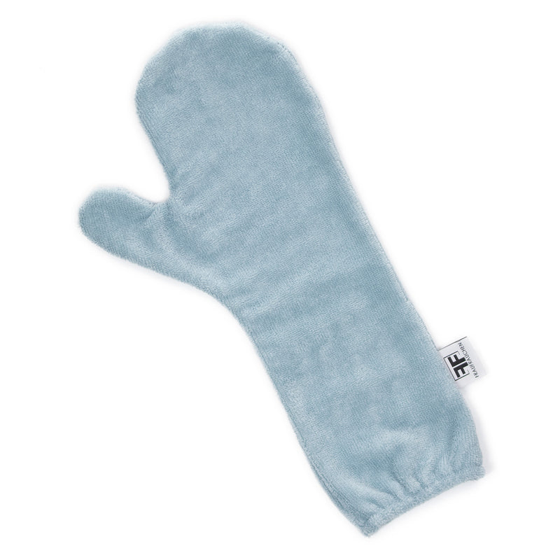 Ein blauer Waschlappen als Handschuh zum Putzen von Frau Frauchen