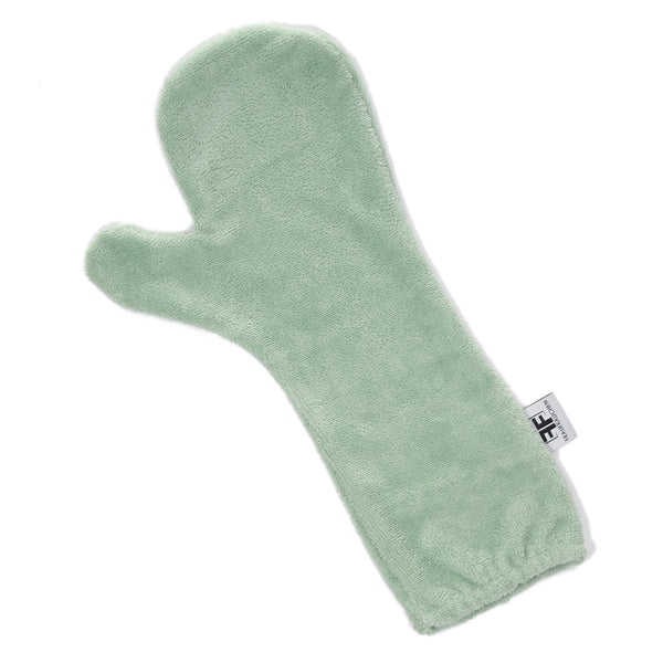 Ein grüner Waschlappen als Handschuh zum Putzen von Frau Frauchen