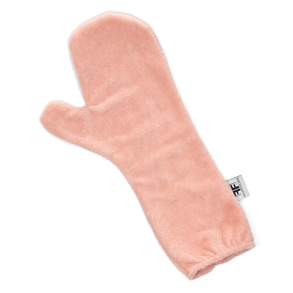 Ein rosa Waschlappen als Handschuh zum Putzen von Frau Frauchen
