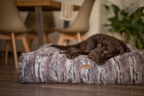 Großer Labrador Hund liegt auf orthopädischem Hundebett Nubes von Frau Frauchen Manufaktur für Hunde.