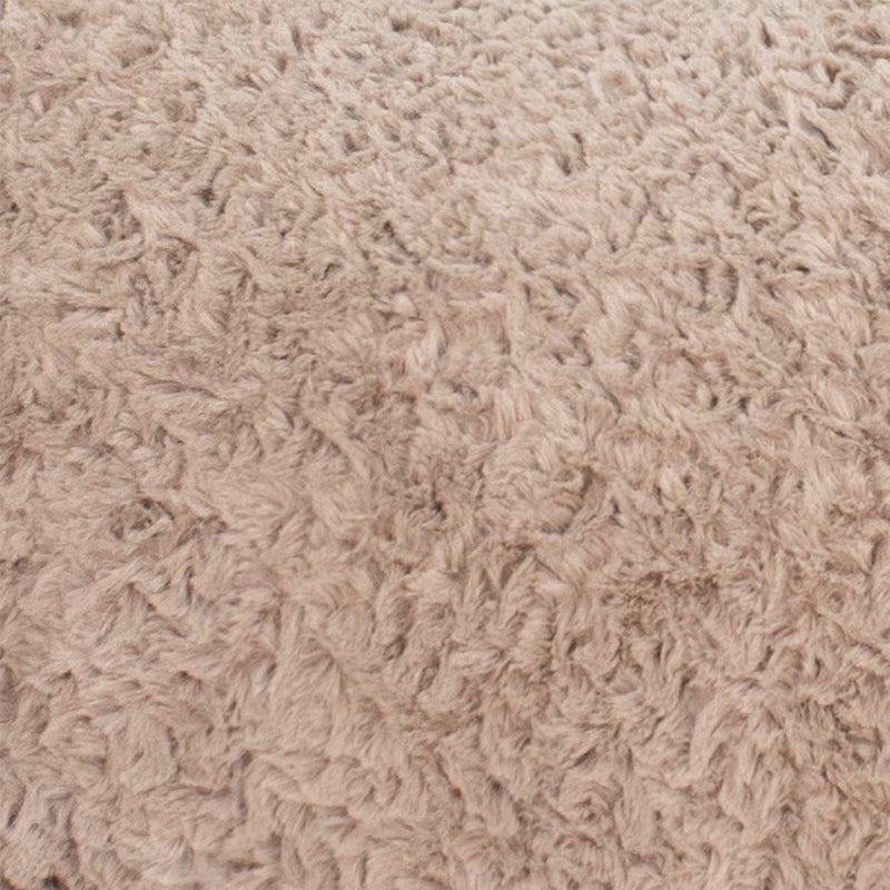 Eine Stoffprobe von der Manufaktur für Hunde. Das Stoffmuster hat die Farbe Curly Sand