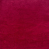 Eine Stoffprobe von der Manufaktur für Hunde. Das Stoffmuster hat die Farbe Sametti Fuchsia