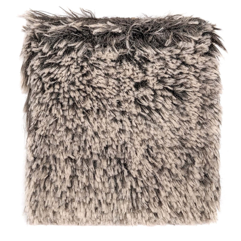 Eine Stoffprobe von der Manufaktur für Hunde. Das Stoffmuster hat die Farbe Zottel Braun Beige
